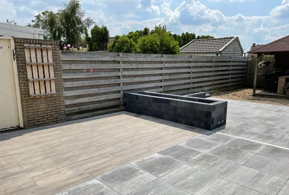 Aangelegde oprit met bestrating