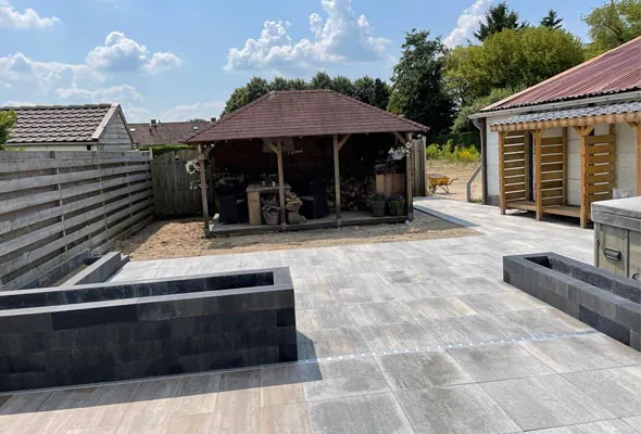 Nette bestrating rond een woning