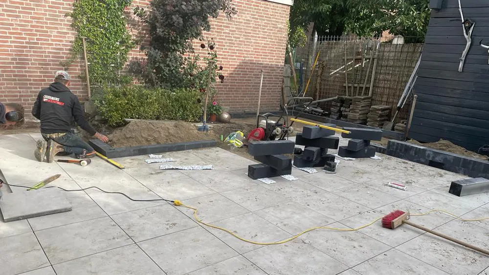 Tom Crooijmans aan het werk op een bestratingsproject